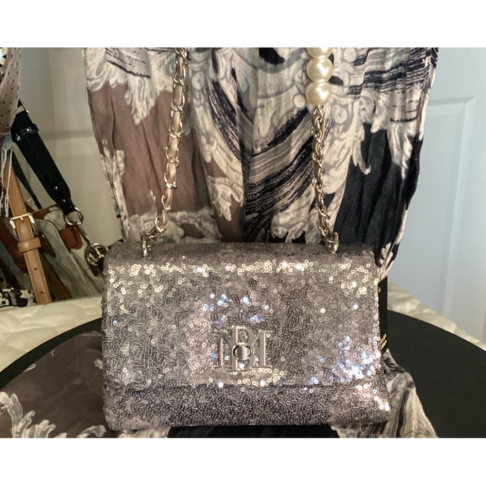 Badgely Mischka NWT silver sequined crossbody bag with big pearl beads on chain